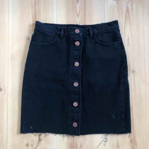  - Svart jeanskjol med knappar framtill från Monki! Stabilt och nice material 😊 Frakt tillkommer! Kontakta om du har frågor ❤️❤️❤️