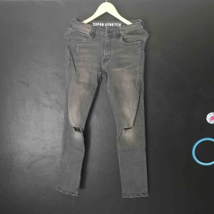  - Grå ripped jeans från H&M. Begagnat men fint skick. Super Stretch. 