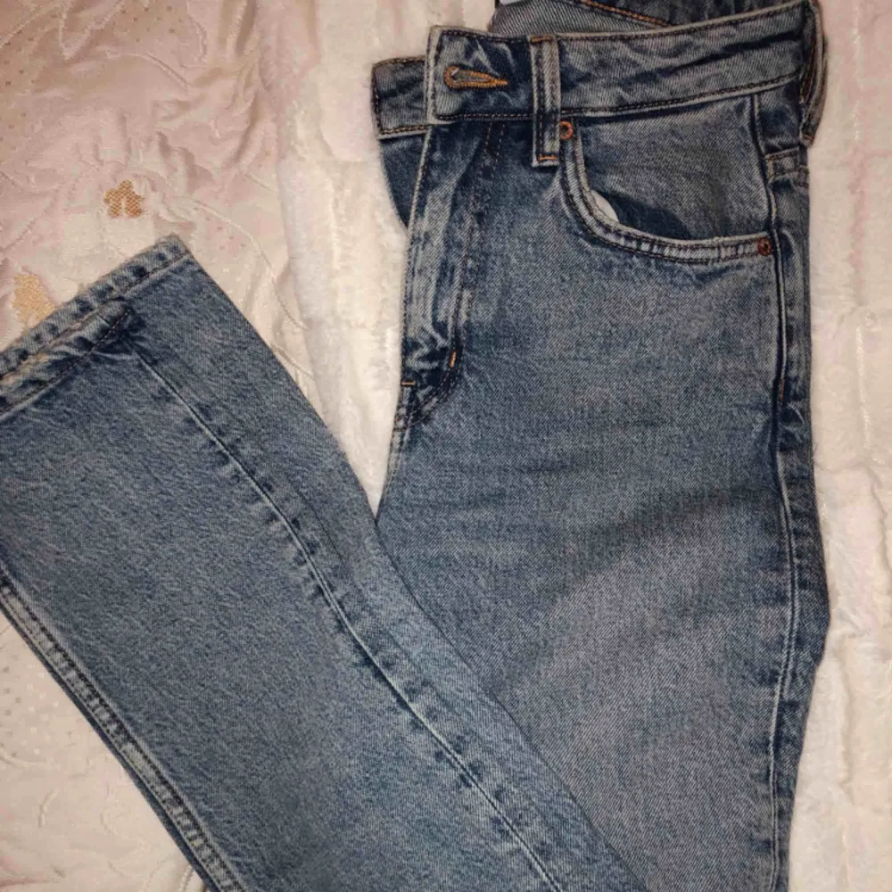 Highwaist slim fit denim jeans. Verkligen typ de snyggaste jeansen jag har. Har dock knappt använt dem pga jag insåg ganska snabbt de var fel storlek.💔 Ord pris var 500, buda gärna! passa på att köpa dessa för de kommer va de fräschaste jeansen.. Jeans & Byxor.