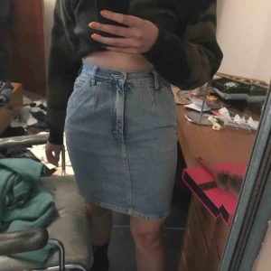  - Fin jeanskjol köpt second hand i Paris :) från esprit! Frakt står köpare för. 