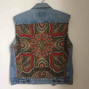  - Egendesignad jeansväst!  köpt på Beyond retro, stl 34 (passar en S-M) Lämnade in den till en skräddare så att en röd sjal skulle sys in på ryggen. one of a kind!  Dessvärre har den lite fläckar som ej går bort (bild 3) 