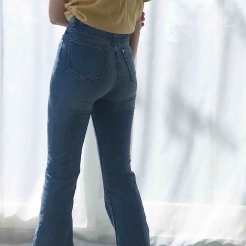Fina högmidjade bootcut-jeans i perfekt blå färg från H&M. De är tyvärr för små för mig och kommer därför inte till användning. Mer info finns i min profil, annars är det bara att kontakta mig om du undrar något! ✨. Jeans & Byxor.