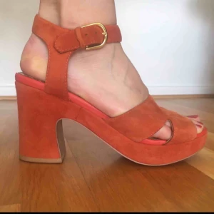  - Sköna orangea platåskor från Vagabond i mocka. Använda en del så färgen är lite nött på sina ställen, bilderna visar det väldigt bra (därav det billiga priset). Men i övrigt i bra skick!  Finns att hämta i Hammarbyhöjden eller skickas mot betalning. 