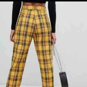 Rutiga byxor från Missguided - Säljer vidare dessa byxorna som jag köpt här på plick. Helt nya när jag köpte dem och de har blivit använda vid ett tillfälle. Storlek M