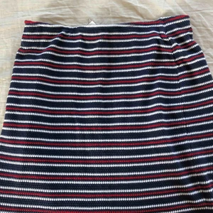  - Kjol från Mango. Använd fåtal gånger, den är i bra skick. Köparen står för frakten.