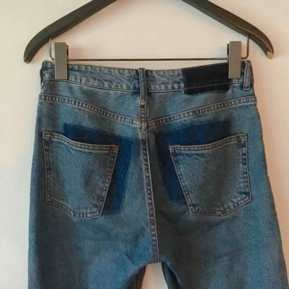 Jeans från HM, i fräsch blå färg (lite ljusare än på bilderna). Mjuka men inte för stretchiga. I fint skick men säljes pga. lite för små för mig (är en S/M) så perfekt för en 36a.. Jeans & Byxor.