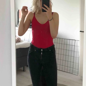  - Ribbad body från Gina Tricot. Sparsamt använd. 20kr + frakt
