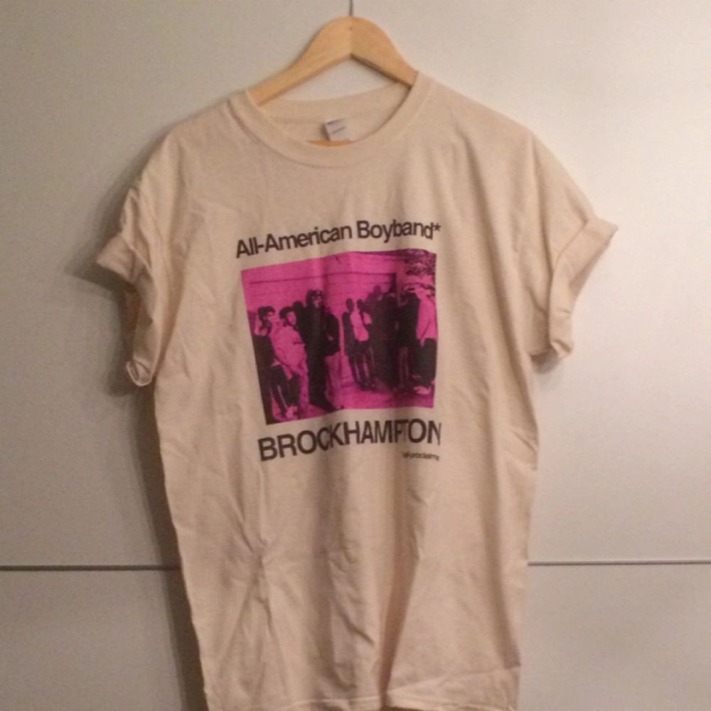Brockhampton tshirt, säljer pga för stor, aldrig använd. Pris exklusive frakt. T-shirts.