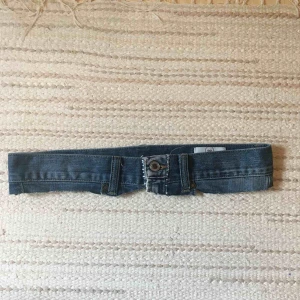  - Svincoolt skärp remakeat från ett par emiliojeans. Finns liknande från weekday.