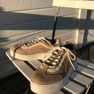  - Snygga sneakers i nyskick!⚡️🌻 Fint att ha smörerna både i knut och instoppade (se bild 3) Frakt tillkommer om så önskas ;)