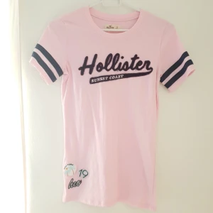  - Mjuk och fin t-shirt, från Hollister. I Gott skick & använd fåtal gånger. Strl XS.