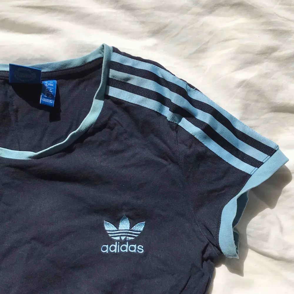 Säljer min fina Adidas-tisha! Inköpt på Urban Outfitters förra sommaren. Passar dig med storlek S-M 👸 Frakt tillkommer. T-shirts.