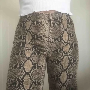  - Bootcut byxor från Zara med ormprint