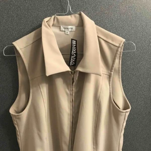  - Beige jumpsuit inköpt från humana för 180kr Saknar skärp 