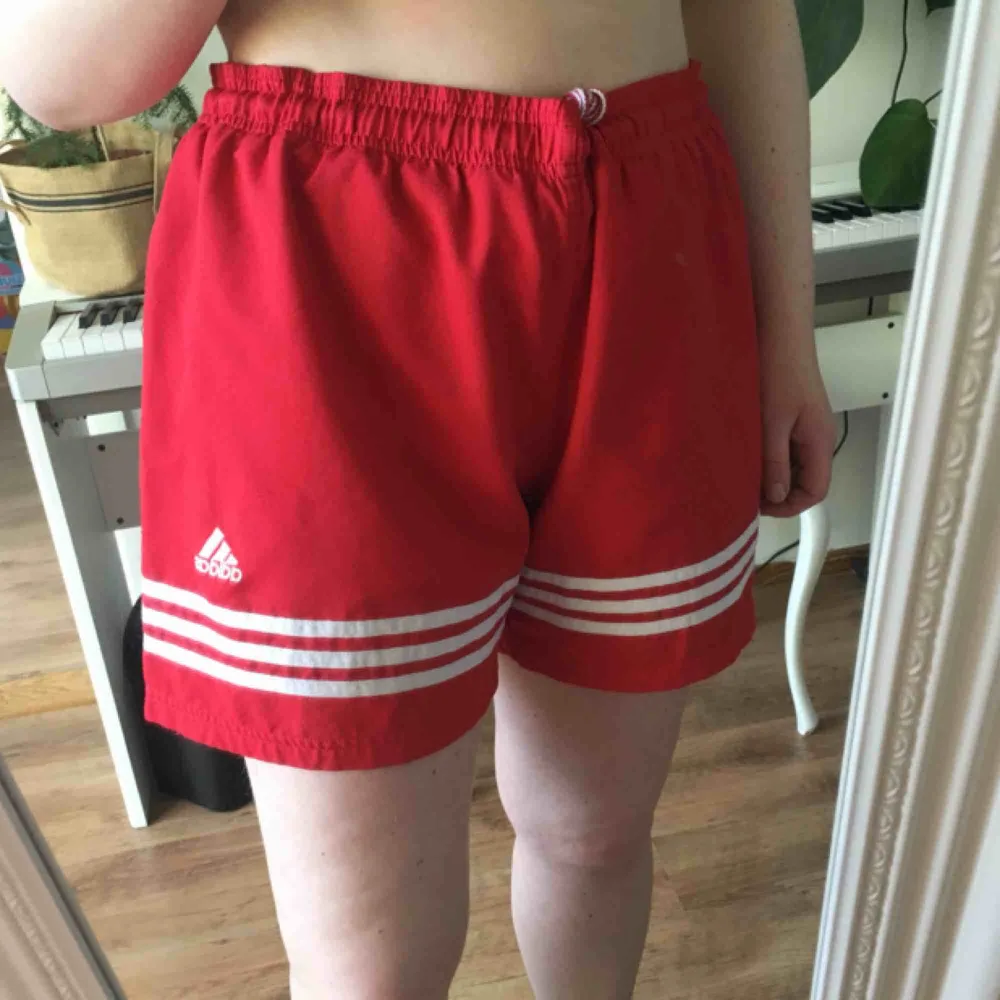 Ett par röda adidasshorts. Säljes pga alldeles för stora för mig.. Shorts.