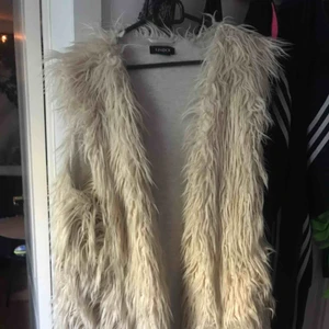  - Snygg vit väst i fejkpäls  lång kappa