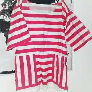  - Skitfin randig tunika/klänning, ej storleksmärkt men passar bäst M-XL. 