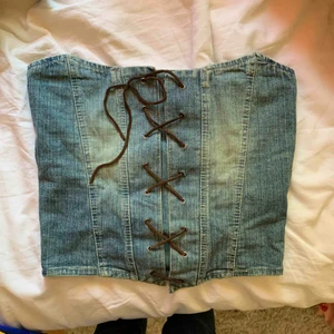  - Säljer denna jeanskorsett då den är för liten för mig, jag är en XS/S o denna lär passa en XXS eller XXXS! Frakten ligger på ca 18 kr men kan även mötas upp i centrala Uppsala❤️