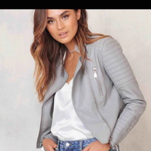  - Skinnjacka från chiquelle i perfekt skick. Använd en gång bara