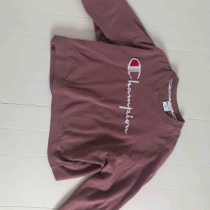  - Rosa champion sweatshirt/collegetröja. Mycket bra kvalité och använd ett fåtal gånger! Jag kan mötas upp i Stockholm (nära innerstaden) annars frakta om det inte funkar men då står ni för frakten🌸