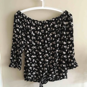  - Blommig blus från Cubus, i fint skick