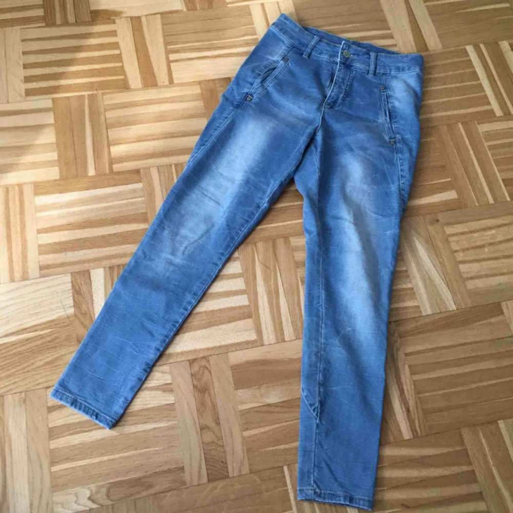 Högmidja jeans från KappAhl. Stl 36. Knappt använd. Top skick!. Jeans & Byxor.