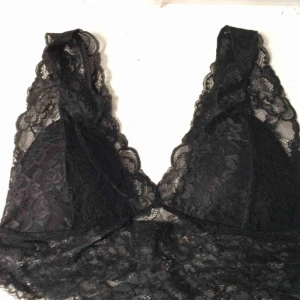  - Svart spets topp från Lindex, ej använd endast testad!  FRI FRAKT! Det finns vaddering i som går att ta i och ur, skulle säga att den passar en S med!🧡