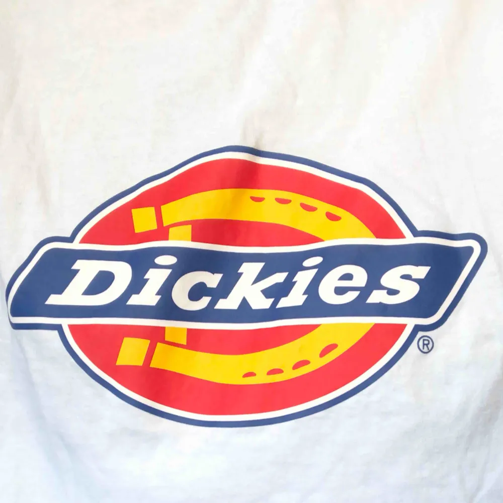 t-shirt från dickies 🏄🏾‍♀️🏄🏾‍♂️🏄🏾‍♀️ säljer pga aldrig använd 🤝  . T-shirts.