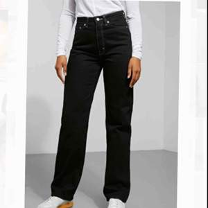 Säljer dessa jeans från Weekday i modellen Row i storlek 24 (midja) 30 (längd). Jeansen är i bra skick och nypriset är 500kr men säljer för 250kr, köparen står för frakten men kan annars mötas upp i centrala Stockholm :)