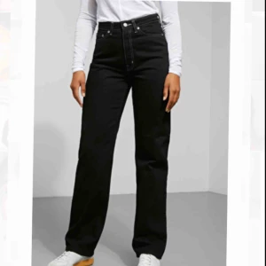  - Säljer dessa jeans från Weekday i modellen Row i storlek 24 (midja) 30 (längd). Jeansen är i bra skick och nypriset är 500kr men säljer för 250kr, köparen står för frakten men kan annars mötas upp i centrala Stockholm :)