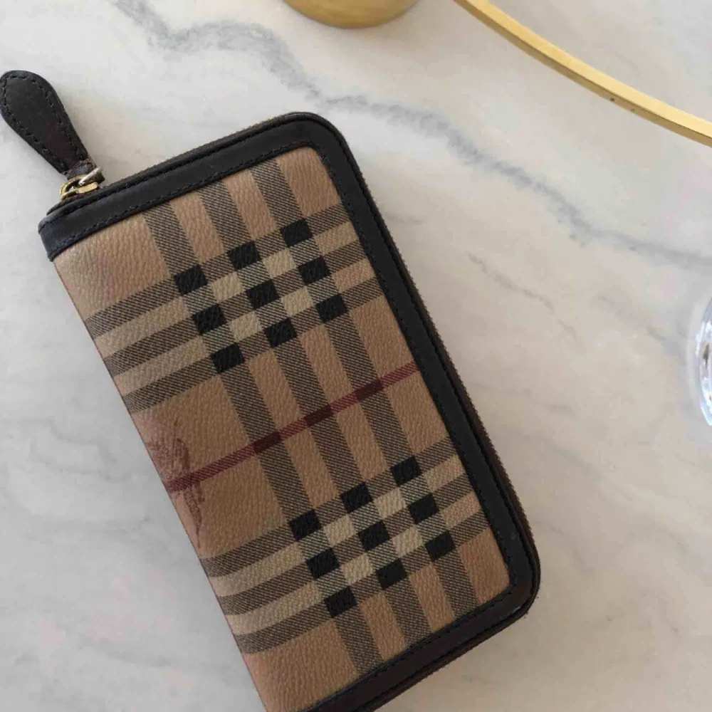 Äkta burberry plånbok, köpt för 4 år sedan men i väldigt bra skick, kvitto finns inte men äkthets bevis finns. Accessoarer.