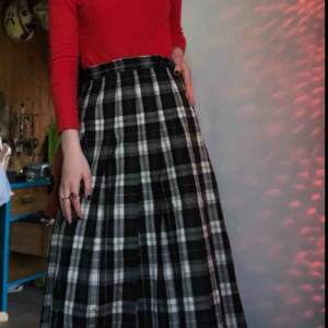  - Lång plädkjol, slutar ungefär mitt på smalbenet på mig om jag har den knäppt mitt i midjan (är 170cm).   Möts upp i Gbg, annars står köparen för frakten xoxo