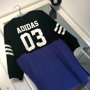  - Oversized adidas tröja med öppna sidor, mycket fint skick. Strl 2XL. Köparen står för frakten
