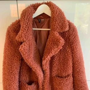  - Superfin teddyjacka ifrån HM! Jättefin färg och helt sinnessjukt mjuk och skön att ha på sig. Ganska rymlig så passar även en S och en liten M! 