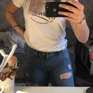  - Supersnygga Jeans från hollister med hål på benen i bra skick. Storlek- W23 L30 passar er som har XS  Använda ett fåtal gånger Köptes för 600 men säljer för 150  Går att skickas mot frakt kostnad.