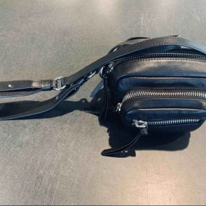  - Säljer nu en knappt använd axelväska i skinn från & Other Stories. 5 olika fack med blixtlås till alla. Perfekta väskan för festen/kameran eller bara en cool vardagsväska. Inga synliga tecken på användning, som ny!