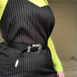  - Simpel svart kort-klänning från Monki med vita tunna ränder. Väldigt bra skick då den nästan är helt oanvänd. Kan mötas upp i Stockholm området, annars betalas frakten av köparen (då det inte ingår i priset).