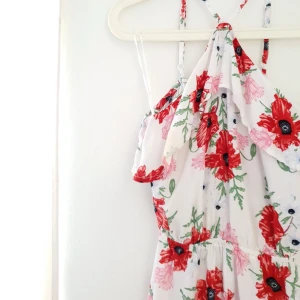  - Supert fina röda blommiga byxdress från h&m. Fint skick, använd fåtal gånger.  Strl 32-34. Passar xs-s 👌🏼 