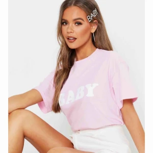  - En t-shirt du kan ha som oversized,sååå fin aldrig använd. Jätte härlig rosa färg💕💘💖💗💓💝💞