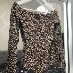  - Off shoulder body med string. Aldrig använd!!🌹