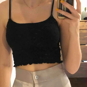  - Fint linne från Brandy Melville med små rosetter i slutet på axelbanden på ryggen! Kan mötas i Sthlm eller frakta (då delar vi på fraktkostnaden)