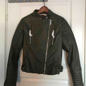  - Hej Hej! Jag har tänkt sälja min gröna Skinnjacka. Den är helt ny och helt oanvänd, prislappen är kvar.  Nypris -  699kr Frakt kostar extra 