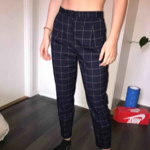  - Marinblå/gul rutiga kostymbyxor med fickor. Resår i midjan vilket gör att dom sitter väldigt bra och fint. Bra passform i benen. Väldigt bra kvalité. Säljer då dom tyvärr inte kommer till användning. 