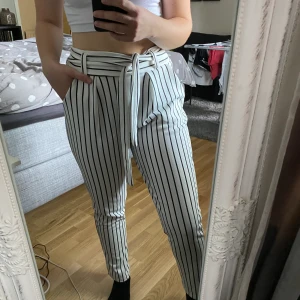 Kostymbyxor - Sköna kostymbyxor köpta i Paris för några år sen. Sparsamt använda efter det. Passar mig som vanligtvis är en 36 i byxor.