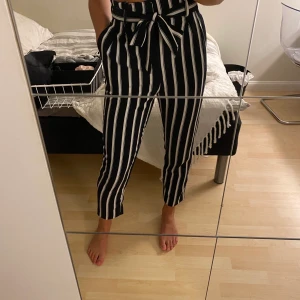 Kostymbyxor - skit snygga och sköna kostymbyxor med knyte i midjan, storlek 36 från hm