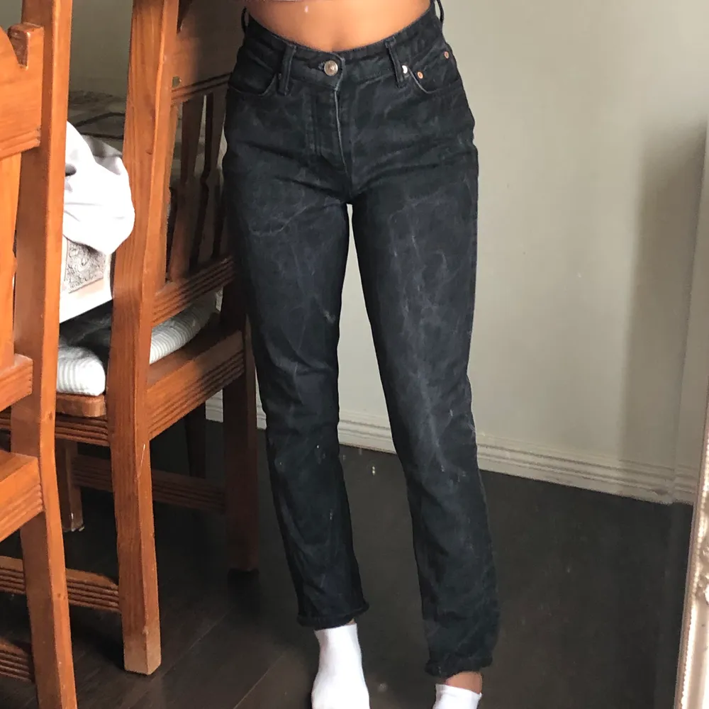 Jätte snygga svarta mom jeans. Jag är 163cm. Frakt 80kr🥰. Jeans & Byxor.