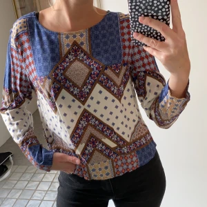 Blus H&M - Mönstrad fin blus från H&M! Klädda knappar i ryggen. Storlek 42 men passar en S. Pris kan diskuteras och frakt tillkommer 💕
