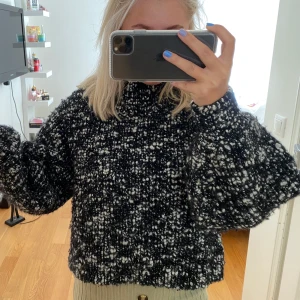 TJOCKARE MYSIG TRÖJA - Säljer denna väldigt mysiga och varma tjocktröjan!! Jag skulle säga att det är en storlek XS-S beroende på vilken passform man vill åt 💜 den är tjock i materialet så de funkar mer som en jacka på hösten/våren!!