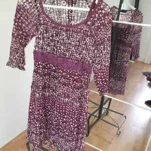 Vinröd mönstrad klänning 