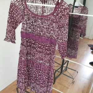 Klänning - Vinröd mönstrad klänning 
